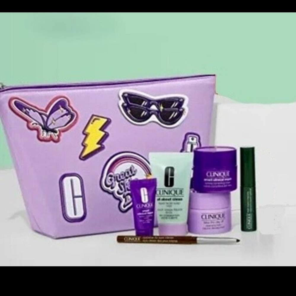 NEW CLINIQUE 8 PIECE SET WITH MAKEUP BAG.